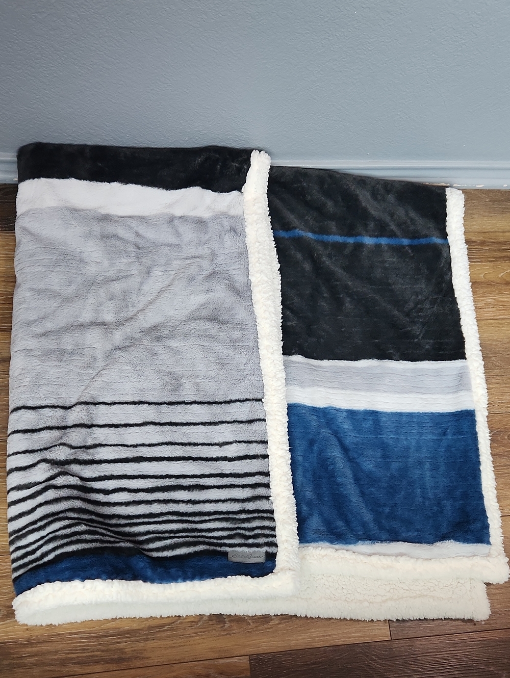 NWOT Eddie Bauer Blue Black Gray White Stripe Sherpa Throw